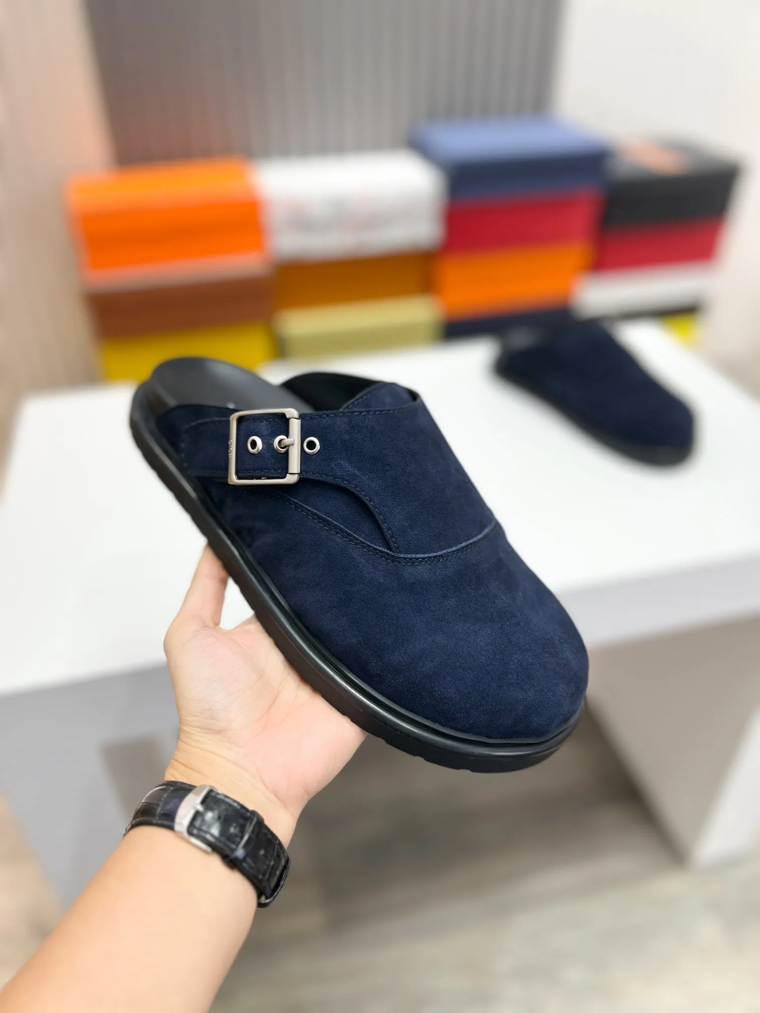 P380 [DIOR] Size 39-44 (38.45 custom-made) 2025ss Dior’s latest men’s slippers are a must-have. Dior Alias ​​Men's Genuine Leather Slippers This summer new Alias ​​sandal embodies a casual and elegant style. Carefully crafted from grained cow leather and Oblique printed fabric, with cowhide lining! Cross-strap design with metal-clad brass CD Diamond logo. The imported cowhide leather and rubber sole adds sophistication and comfort, while Oblique print-effect anti-slip panels add style. No. 012